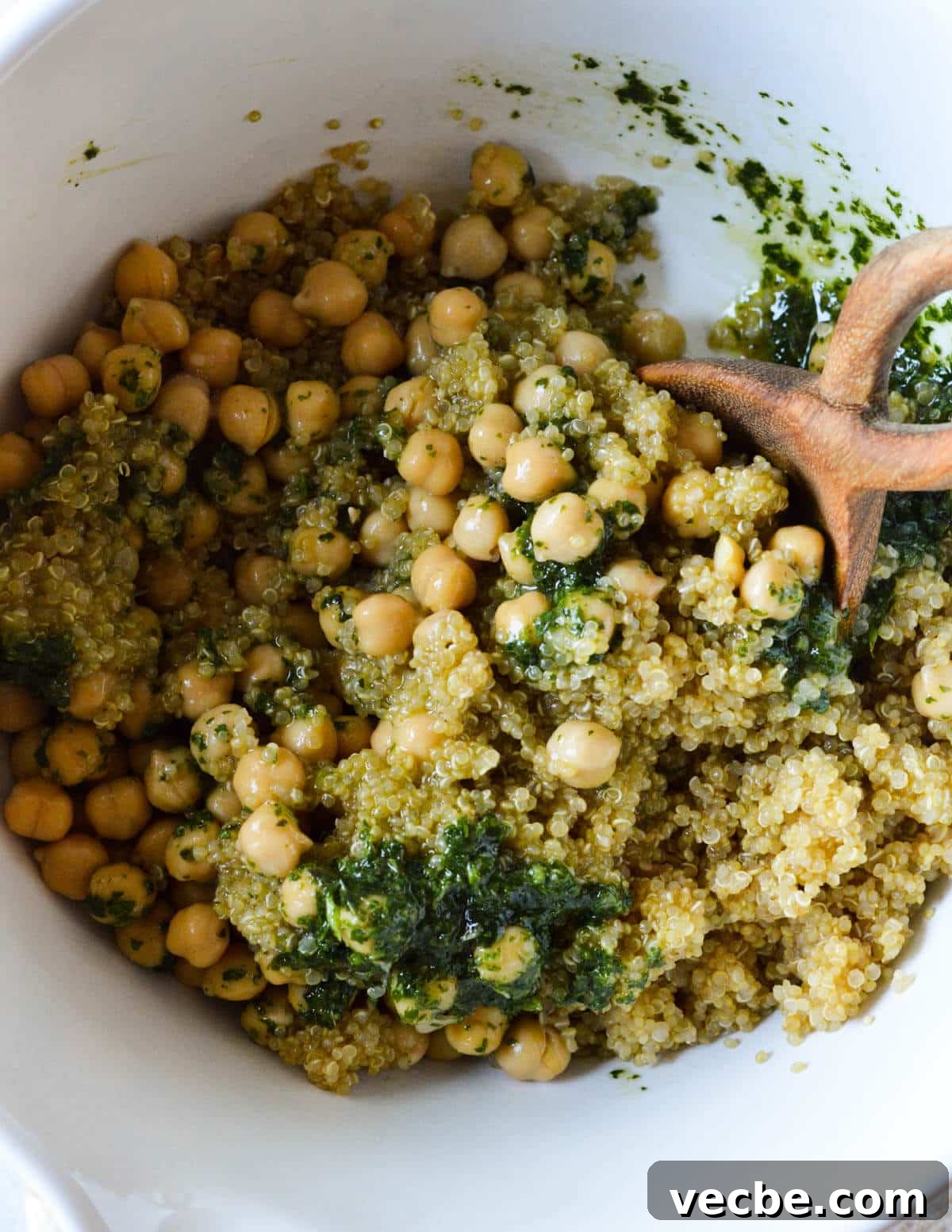 Herbed Quinoa Salad with Avocado and Chickpeas 9 chickpea and quinoa salad in a bowl.