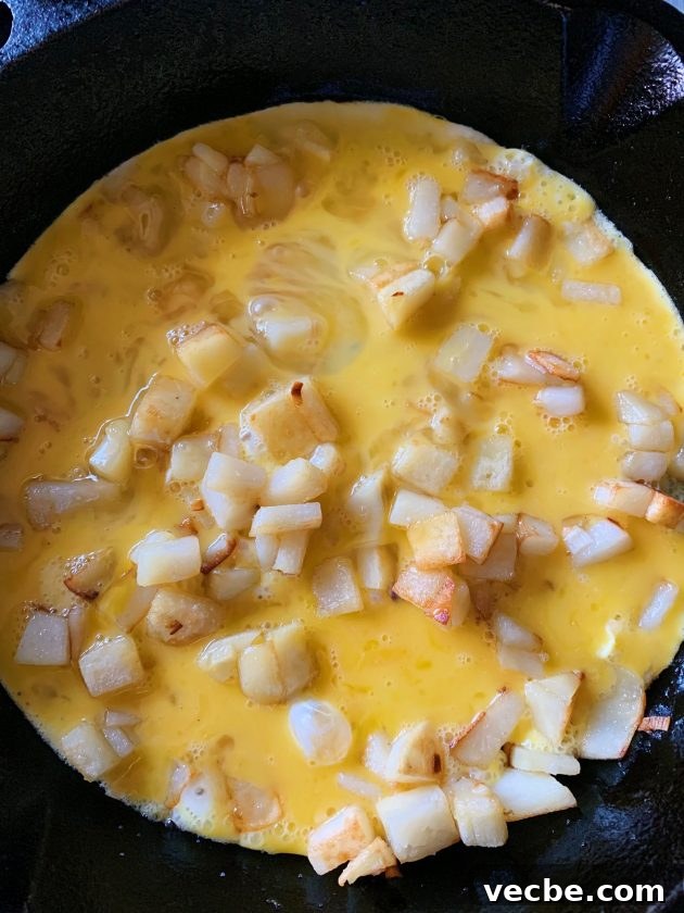Papas con Huevo: Mexican Potato and Egg Breakfast Scramble 5 Add eggs to potatoes for a potato and egg scramble #papasconhuevo