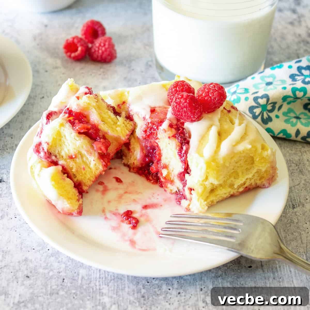 Homemade Raspberry Sweet Rolls Recipe 2 Sweet roll filled with raspberries.