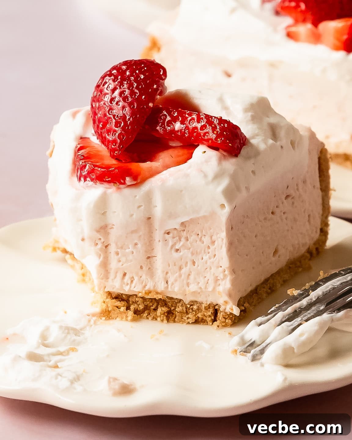 No-Bake Strawberry Cheesecake Recipe: Creamy Summer Dessert 8 No bake strawberry cheesecake slice